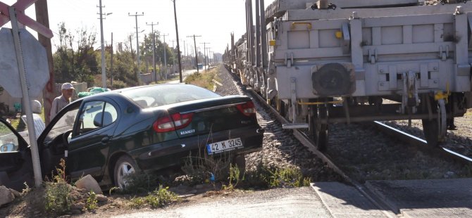 Akşehir’de tren otomobile çarptı: 2 yaralı