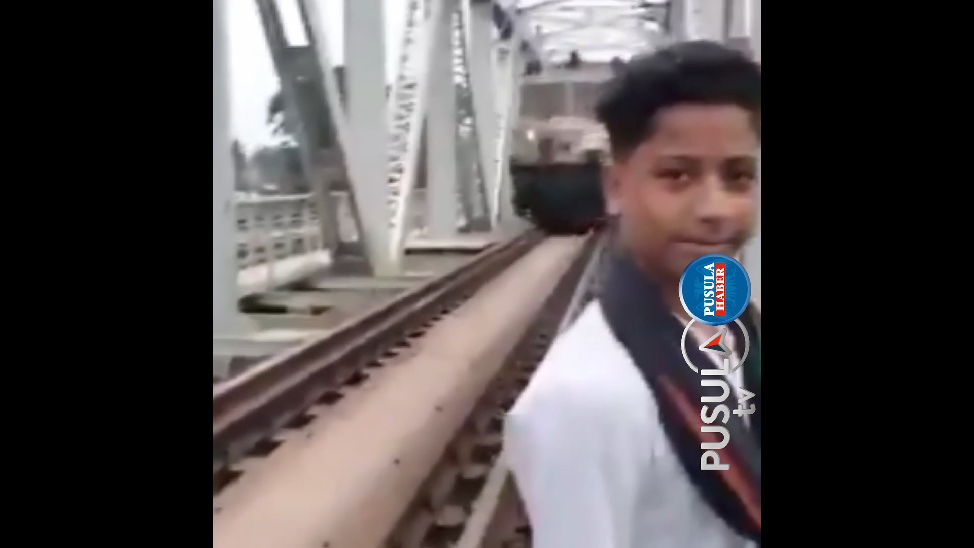 Raylarda video çeken çocuk, kendi ölümünü çekti TIKLA&İZLE