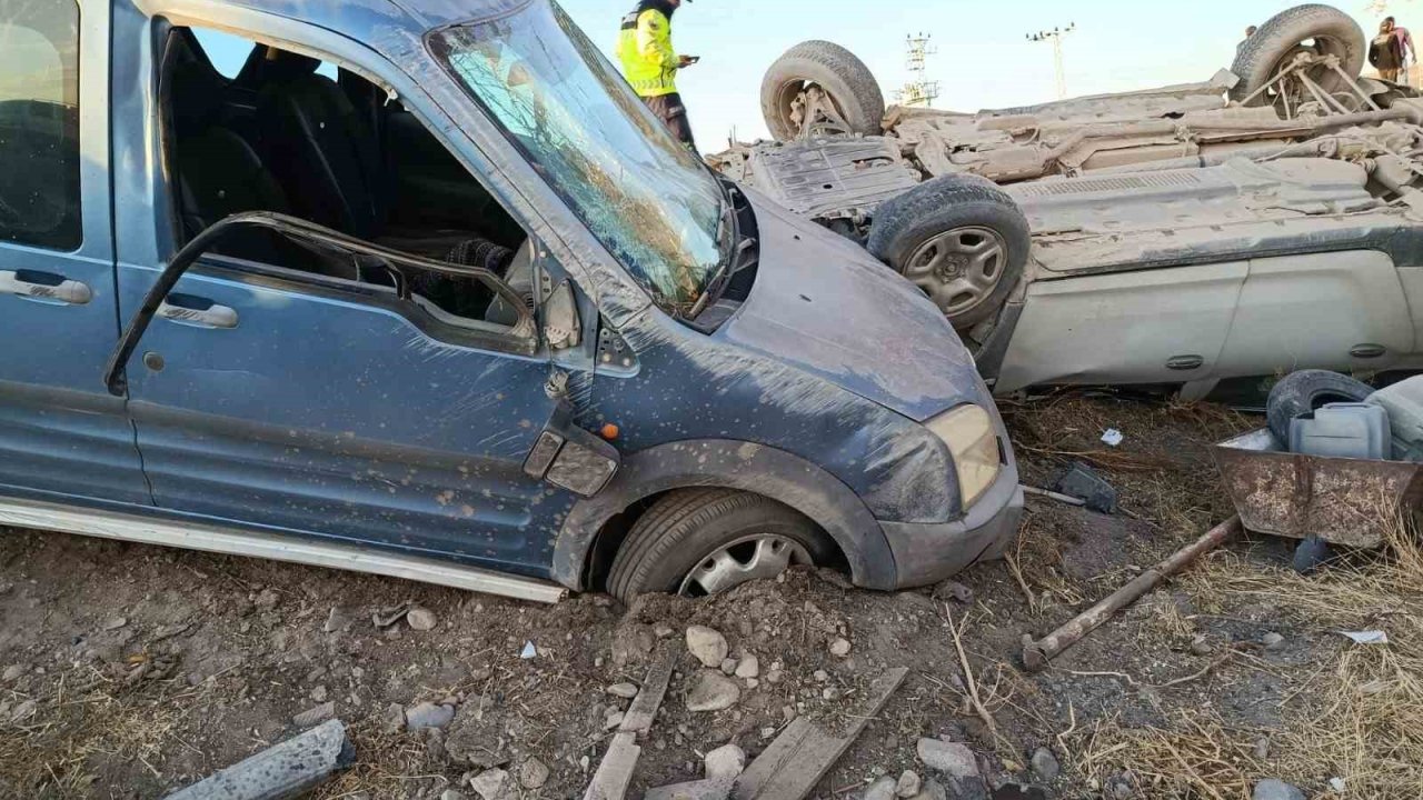 Konya'da otomobil ile hafif ticari araç çarpıştı: 1 ölü, 1 yaralı