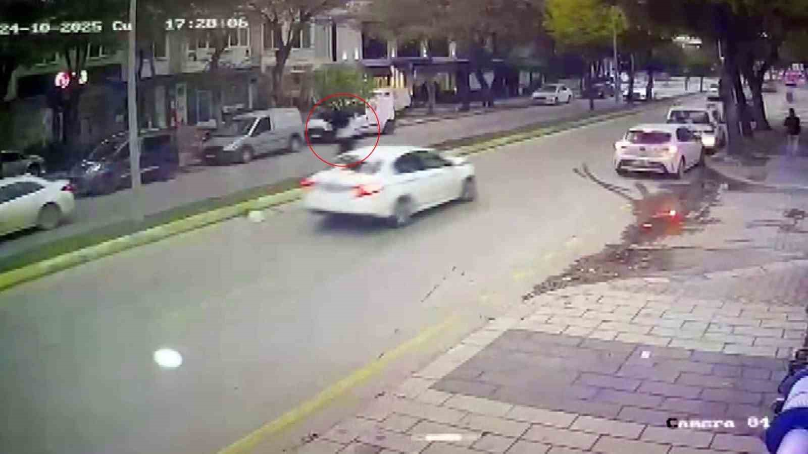 Otomobilin çarptığı kadın metrelerce savruldu