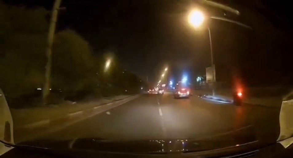 Makas atmaya çalıştı, motosiklete çarptı