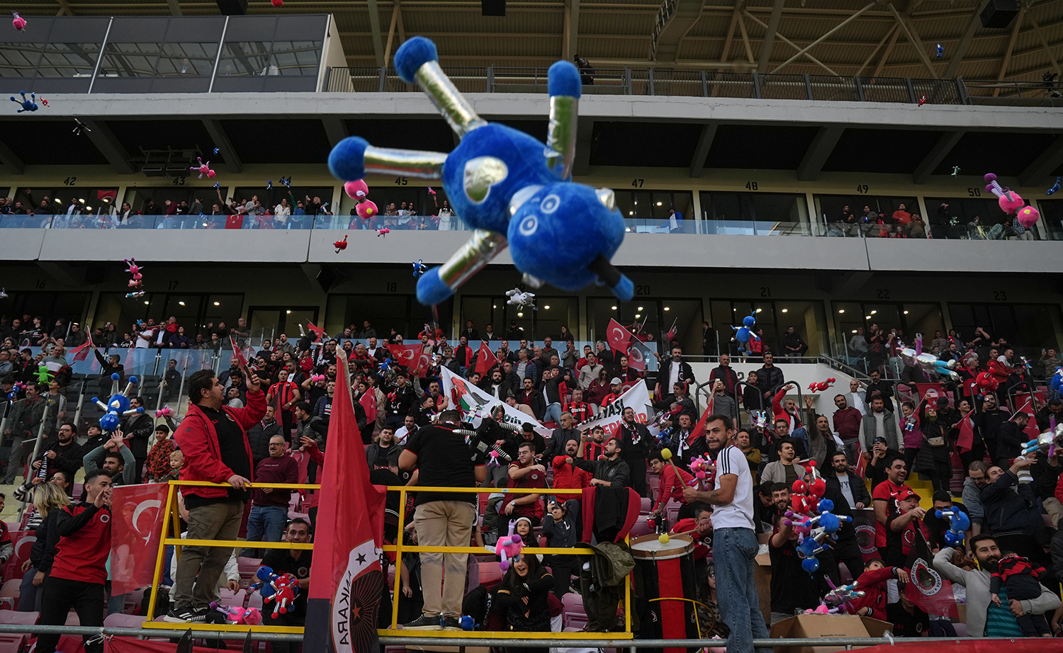 Soykırıma dikkat çeken Gençlerbirliği taraftarı alkış aldı