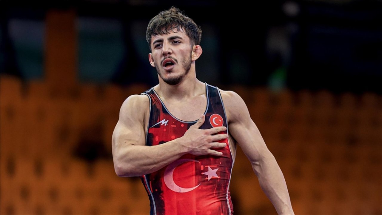 Milli güreşçi Özbek'ten bronz madalya