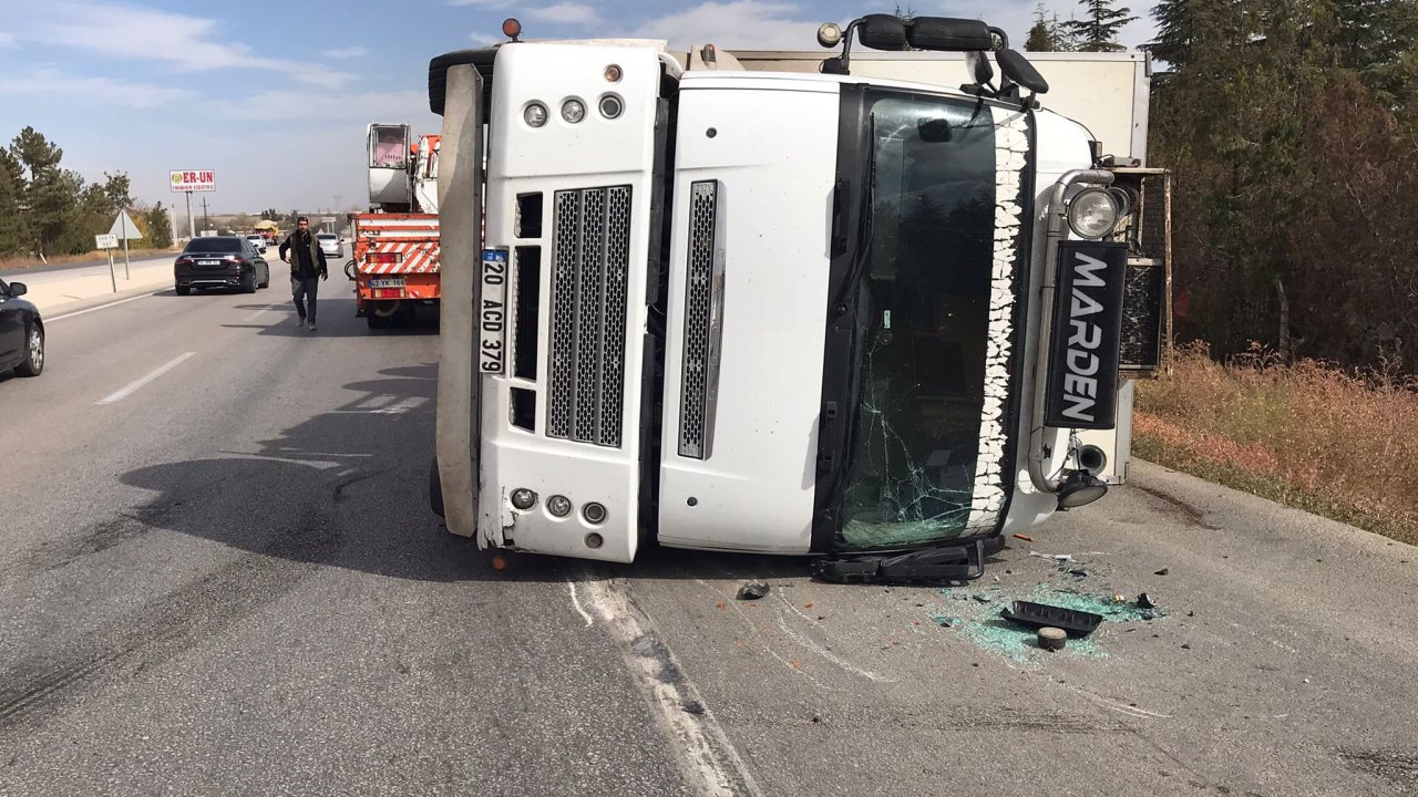 Konya'da yağ yüklü kamyon devrildi!