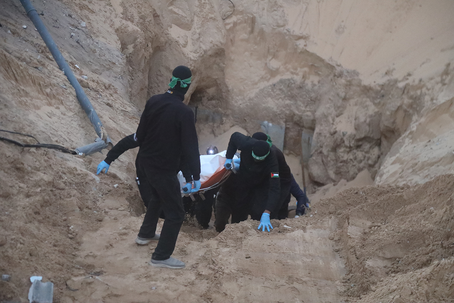 Kassam Tugayları,  bir İsrailli esirin cesedini enkazdan çıkardı