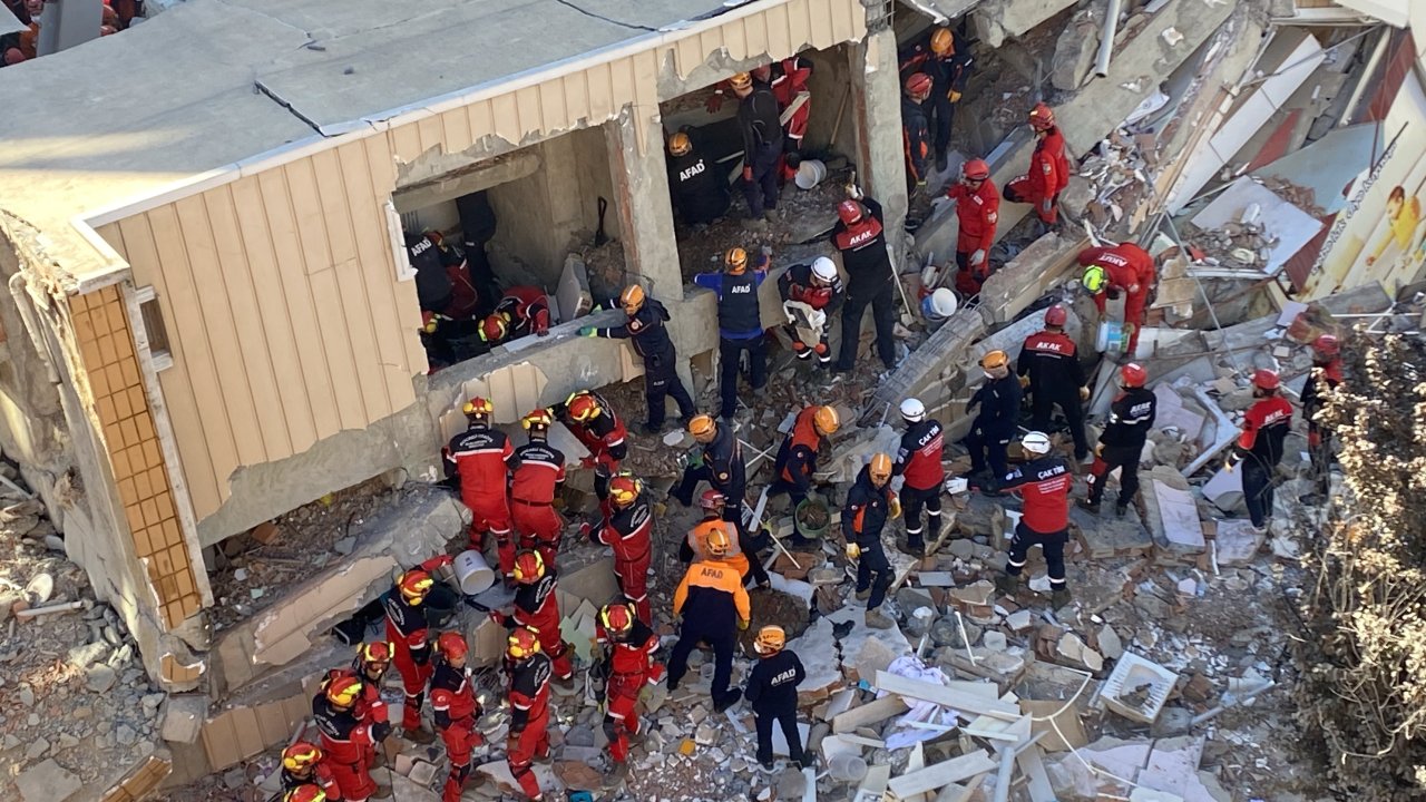 Kocaeli'de bir bina çöktü! Enkaz altında kalanlar var