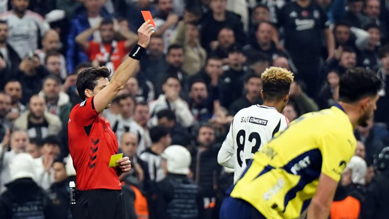 Beşiktaş-Fenerbahçe derbisinde kartlar havada uçuyor