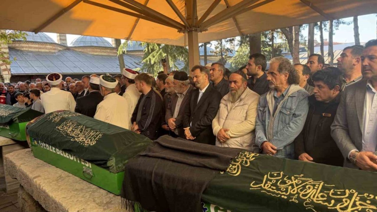 Enkazda kalan Bilir ailesine son görev! Geniş katılım oldu