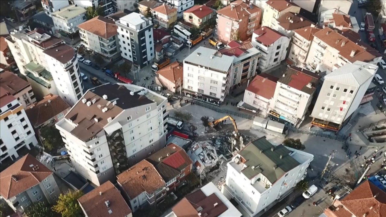 Kocaeli'de çöken apartman ve tahliye edilen binaların bulunduğu bölgede çalışmalar sürüyor