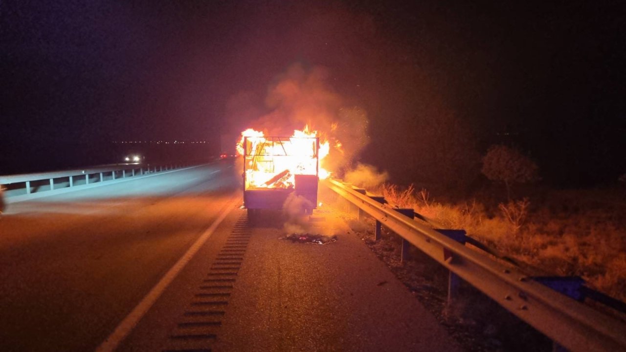 Konya'da seyir halindeki kamyonet alev alev yandı