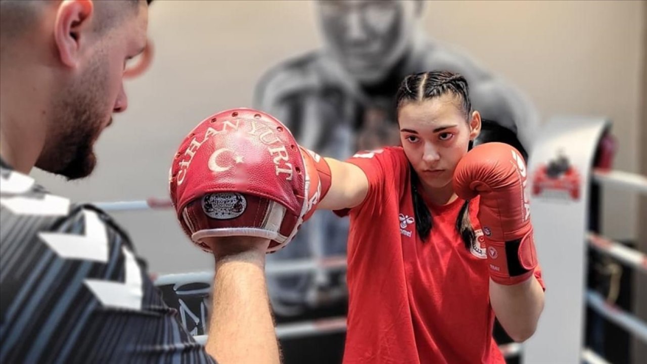 Milli boksör Ayşenur baş tacı oldu