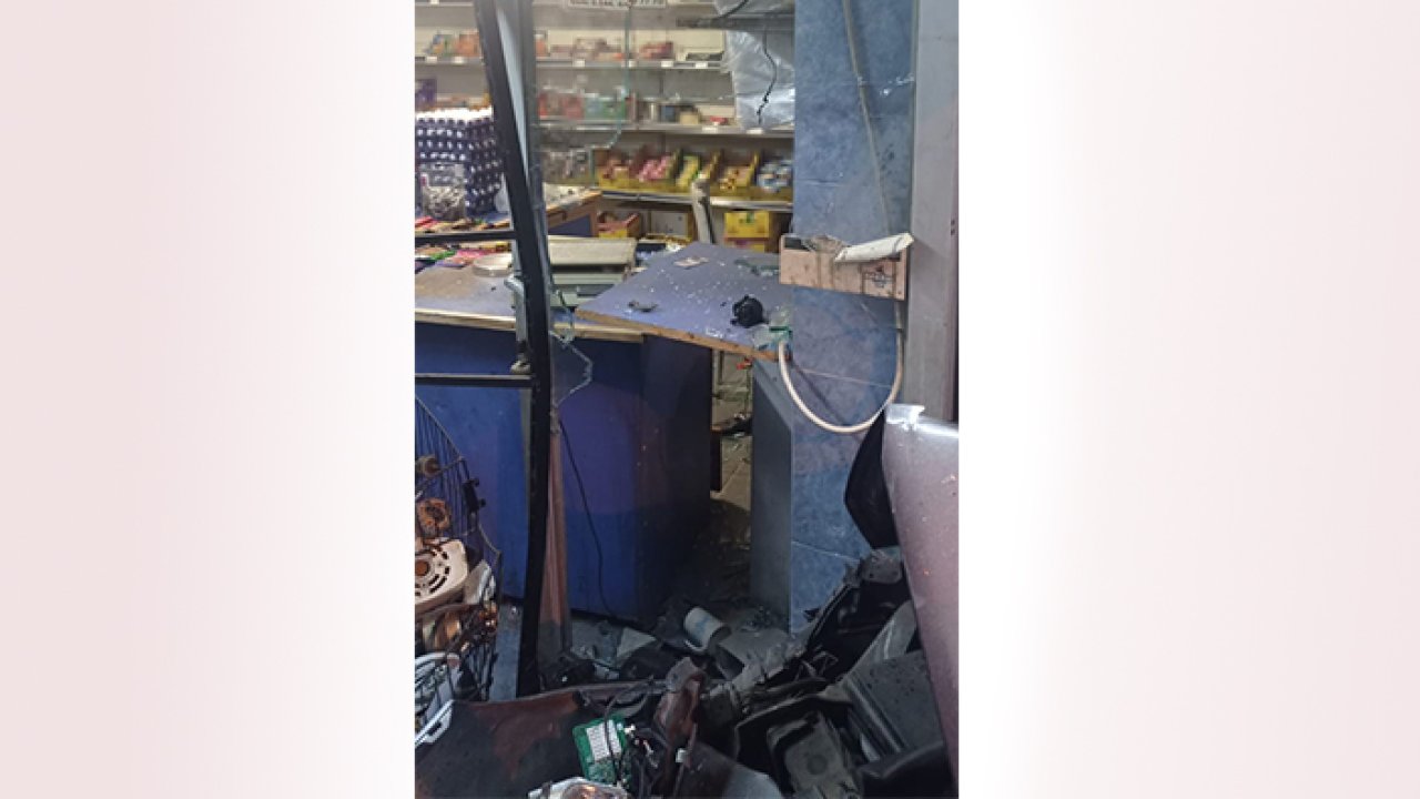 Otomobil markete daldı: Yaralılar var