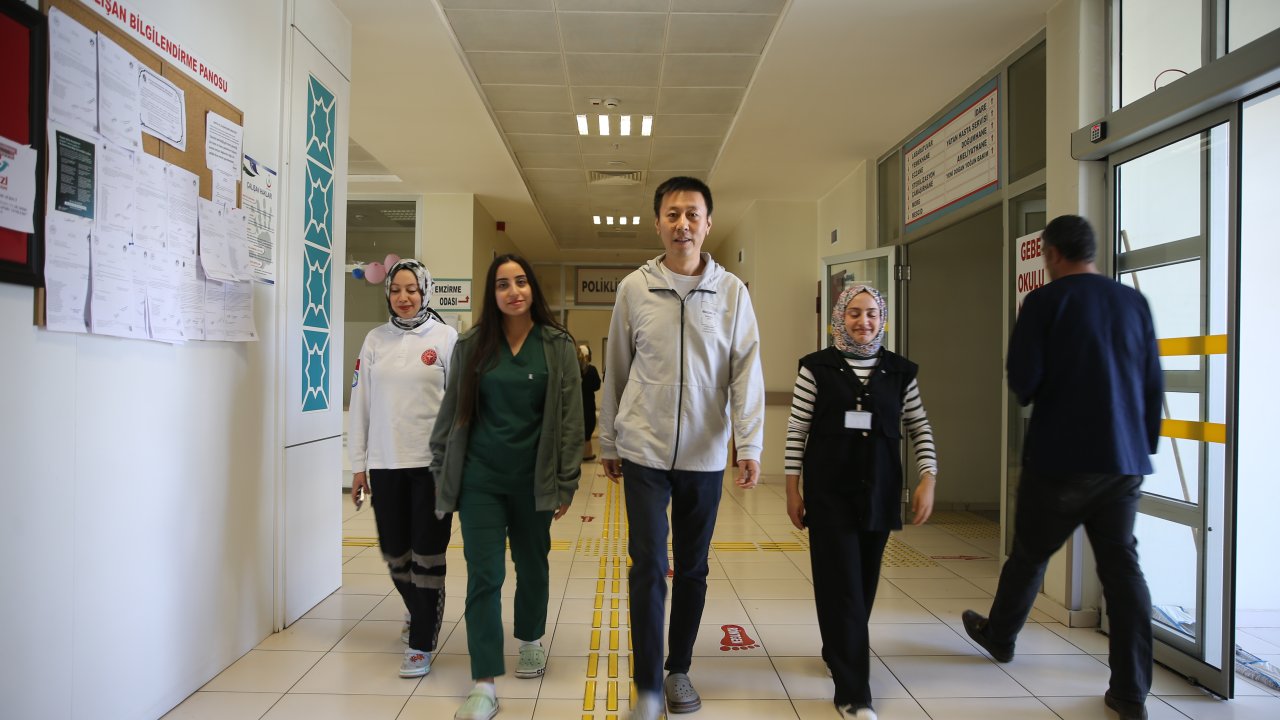 Eruh Devlet Hastanesinde görev yapan Çinli doktor hastalara şifa dağıtıyor