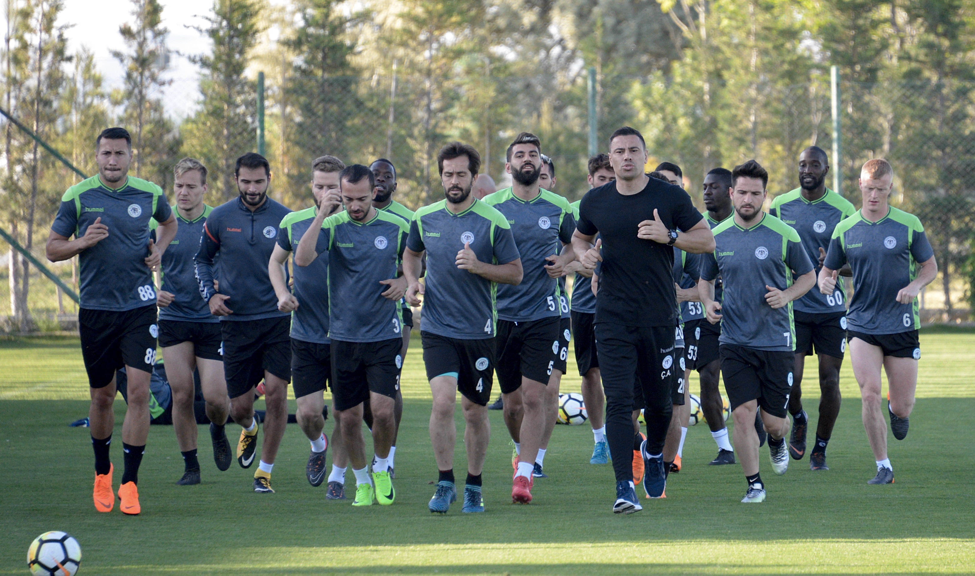 Yardımcı antrenör olarak görev yaptığı Konyaspor'a 7 yıl sonra teknik direktör olarak geri döndü