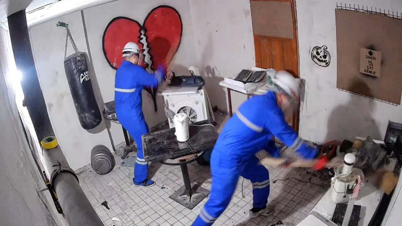 Burası 'Stres Evi': Bin liraya sopalarla kırıp, parçalayıp rahatlıyorlar