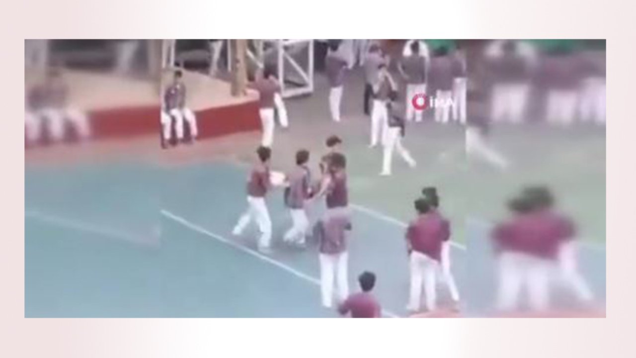 Endonezya’da cuma namazı sırasında camide patlama: Çok sayıda yaralı var