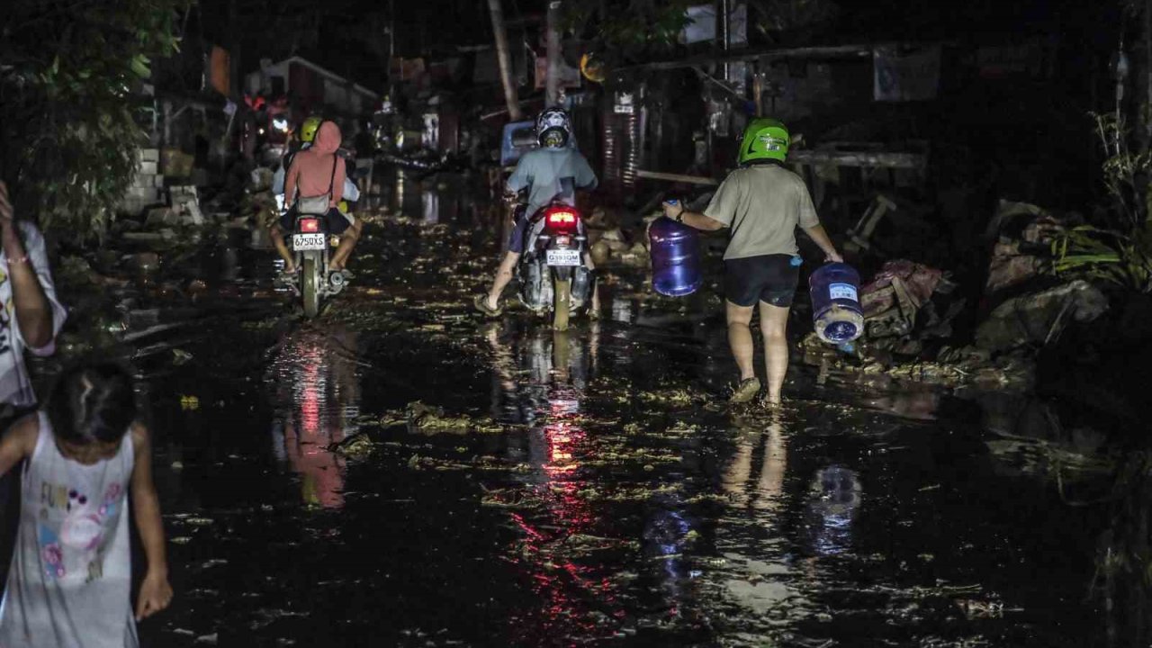 Vietnam’ı vuran Kalmaegi Tayfunu’nda 5 kişi hayatını kaybetti