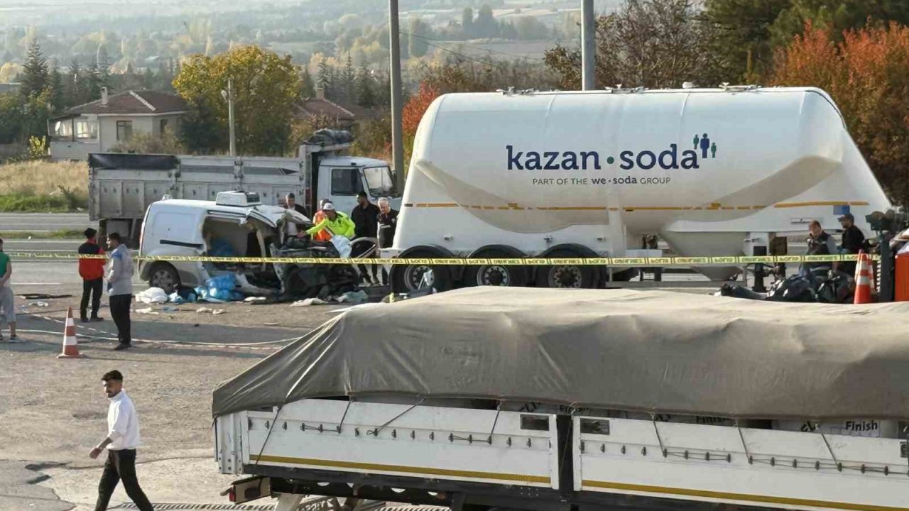 Ankara'da otomobilin soda tankerine çarptığı kazada; 3 kişilik aile hayatını kaybetti