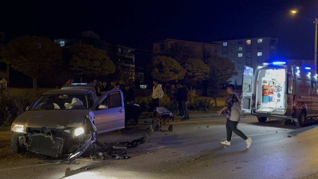 Konya'da kontrolden çıkan otomobil refüje çarptı!