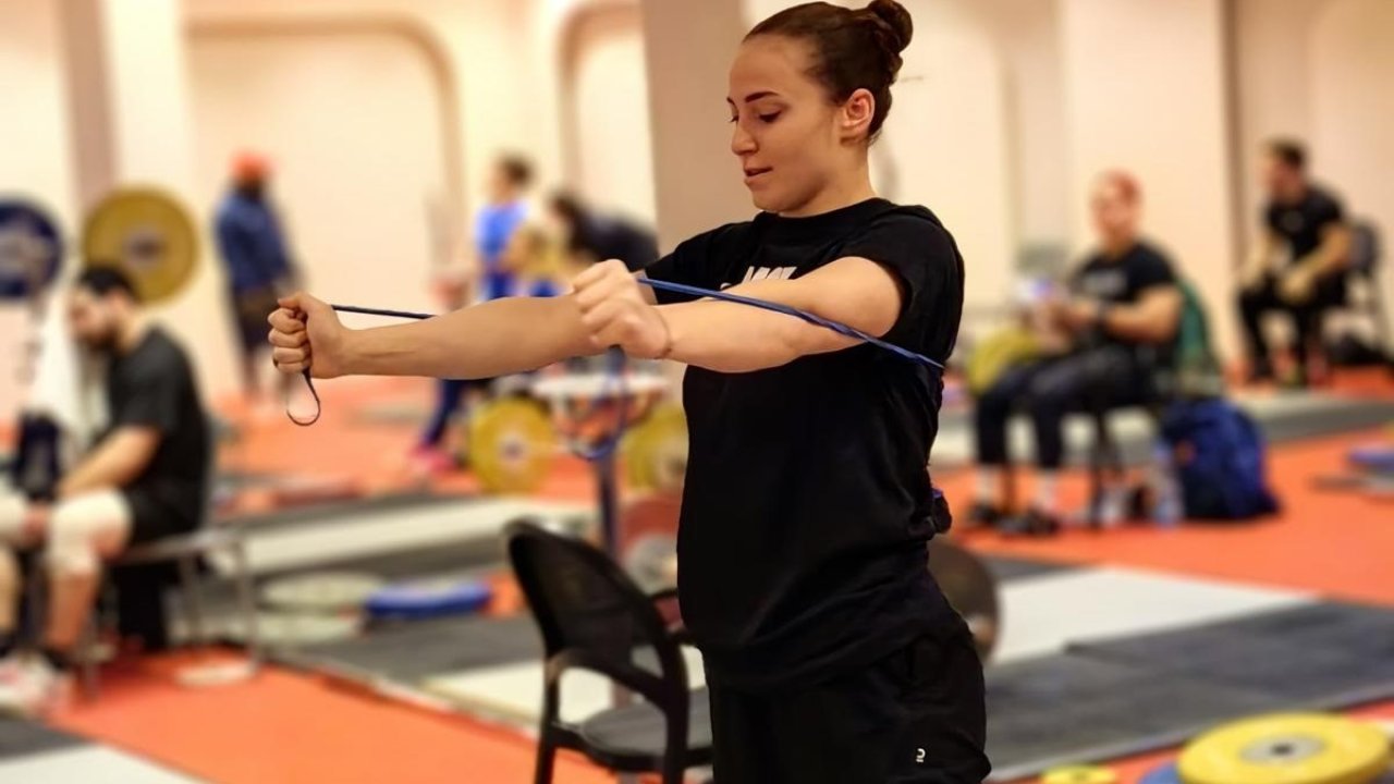 Konya’da yakantop oynarken keşfedildi, halterde milli formayı giydi