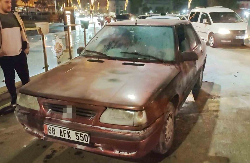 Aksaray’da seyir halindeyken yanan otomobili esnaf söndürdü