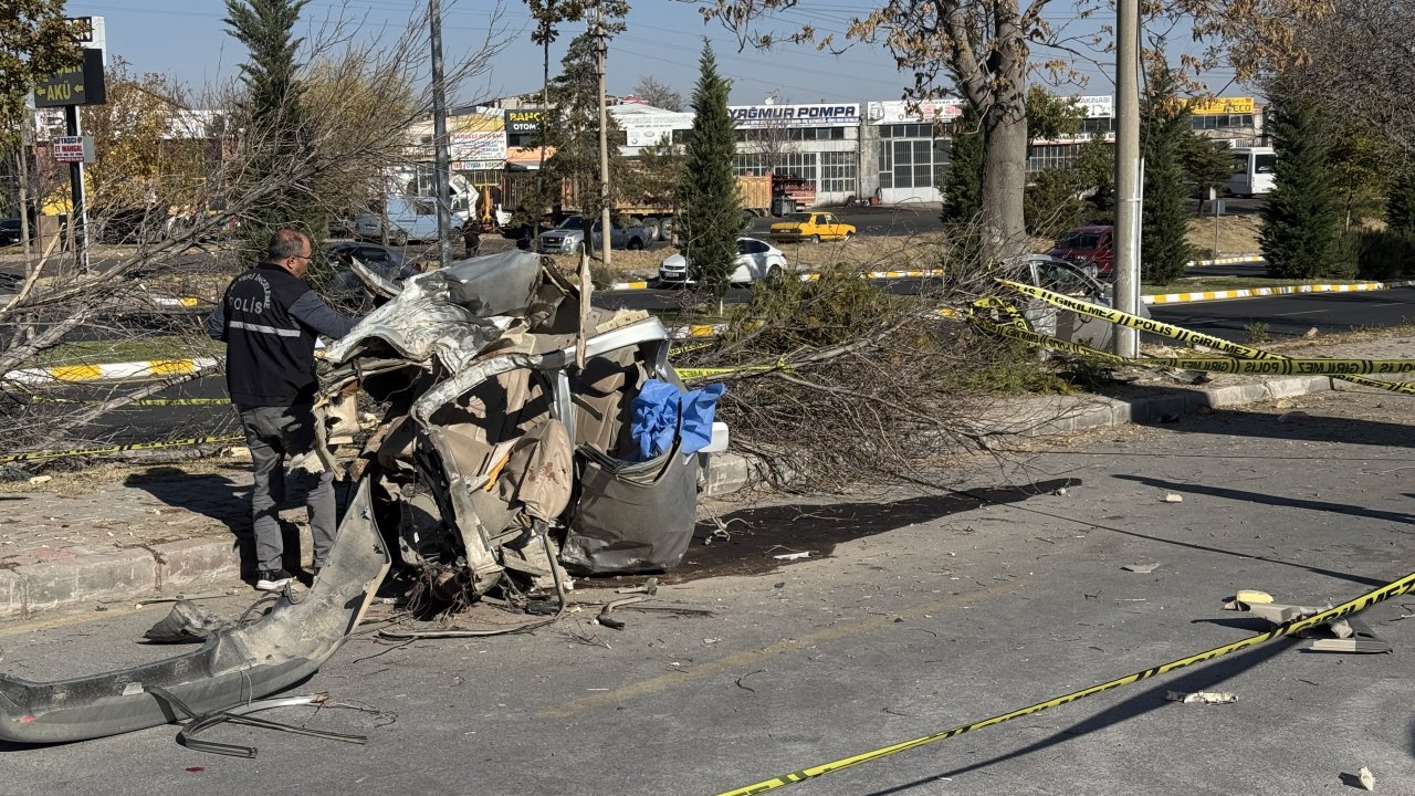 Feci kaza! Otomobil ikiye bölündü, iki gence mezar oldu