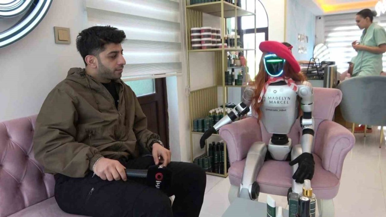 Bursa'da bir robot güzellik merkezinde işe başladı