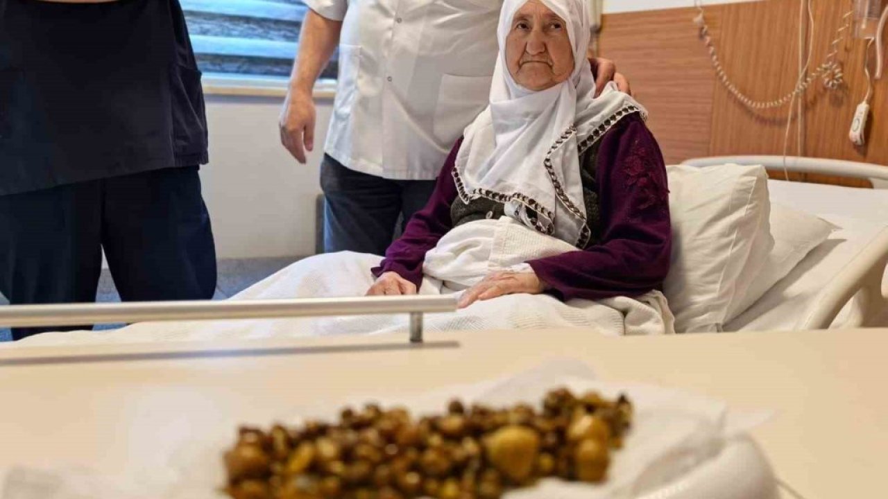 77 yaşındaki kadının safrasından 213 tane taş çıktı