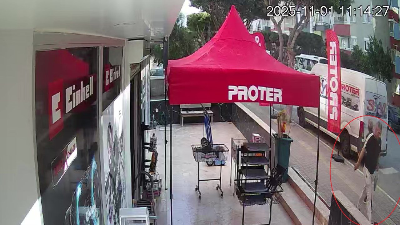 Sokakta tanımadığı 5 kişiye saldırdı, 1'i öldü! Elinin kanını çimlere sildi, kaçtı