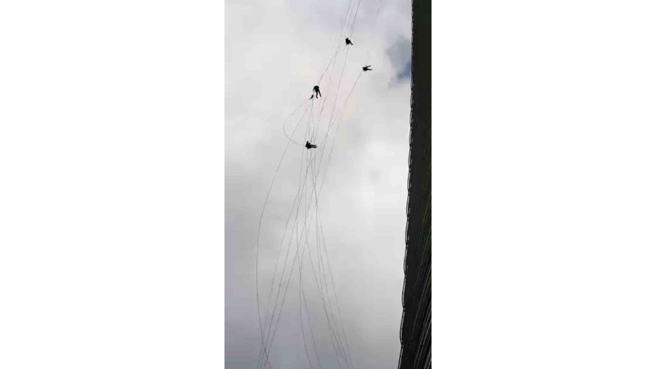 Gökdelenin camlarını temizlerken kuvvetli rüzgara yakalandılar