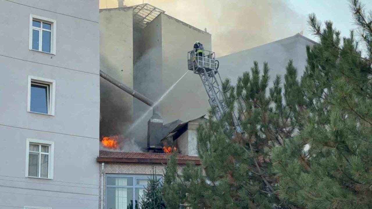 Konya'da iş hanının çatısında yangın paniği