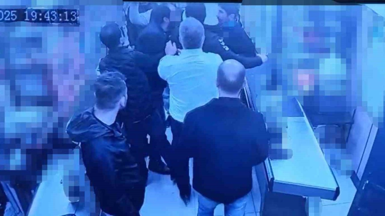 Markette "şeker dökme" diye uyarınca darbedildi: O anlar kamerada