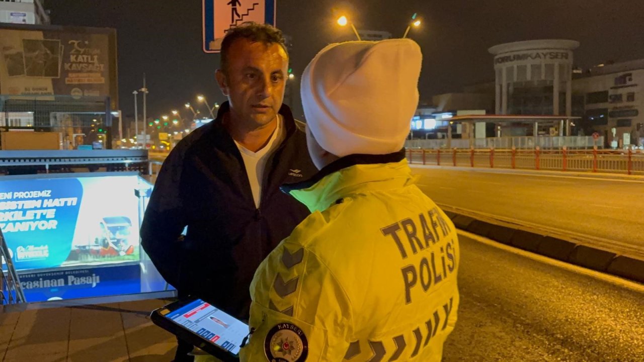 Polis şoke oldu! Ehliyetsiz sürücünün aracını teslim almaya gelen de ehliyetsiz çıktı!