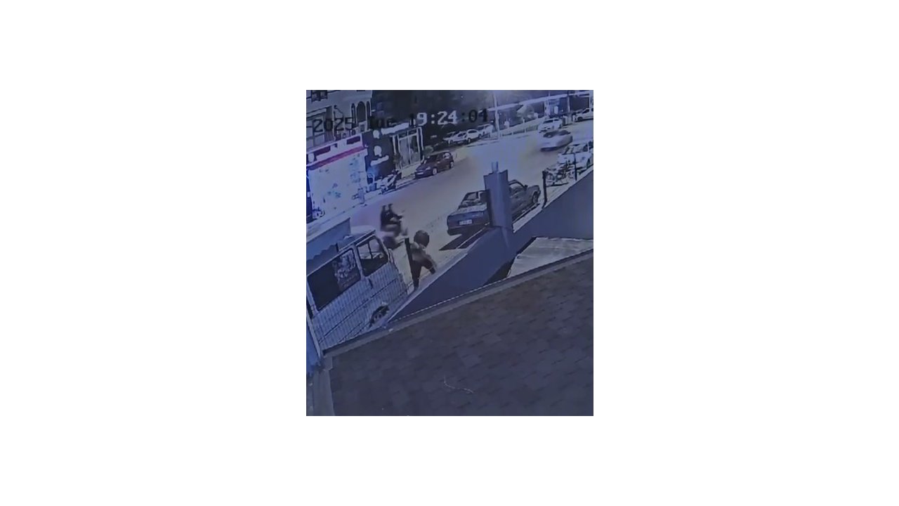 Alanya’da kaldırımdan geçen kadına yumruk ve bıçaklı saldırı güvenlik kamerasında