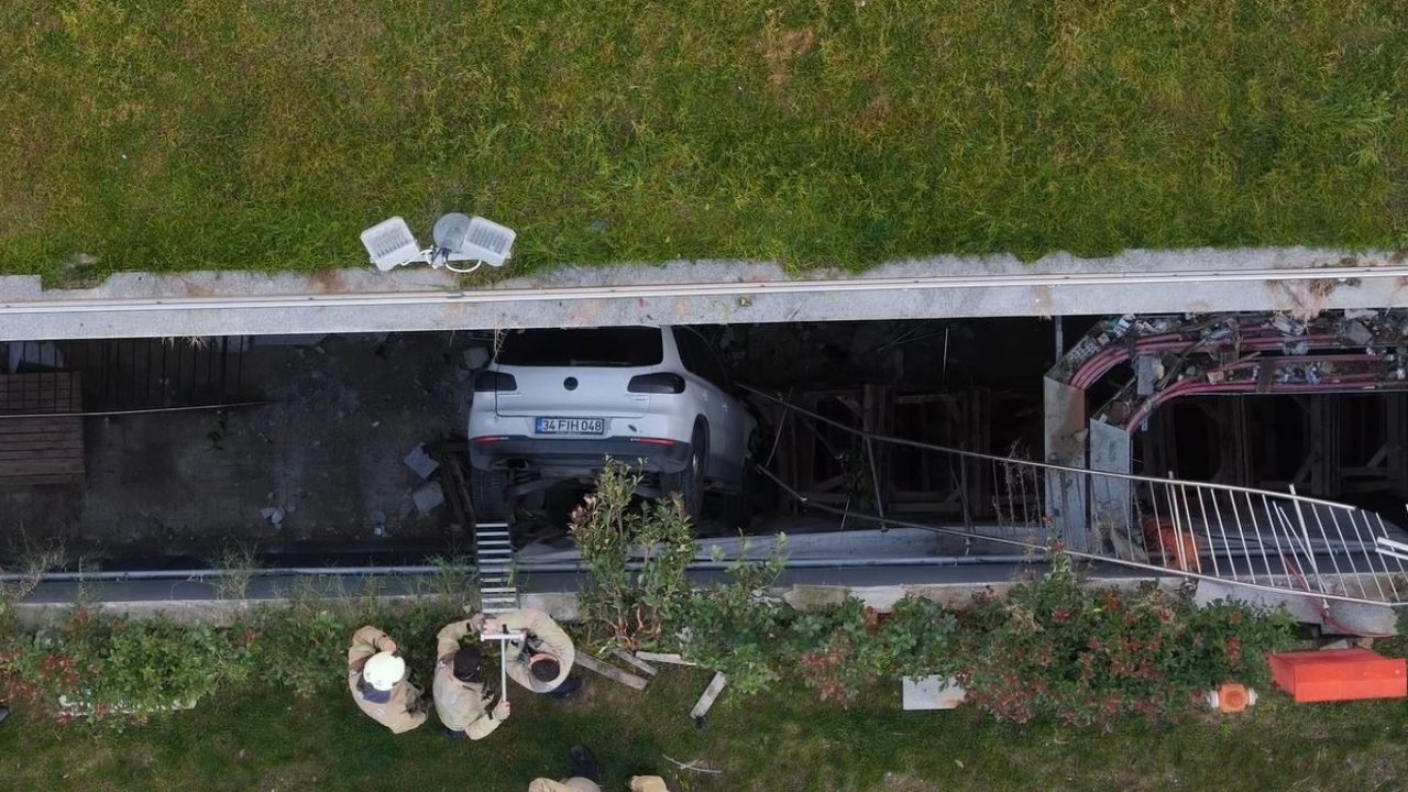 Vura vura gitti! Otoparktan çıkan kadın sürücü araçlara çarparak boşluğa düştü