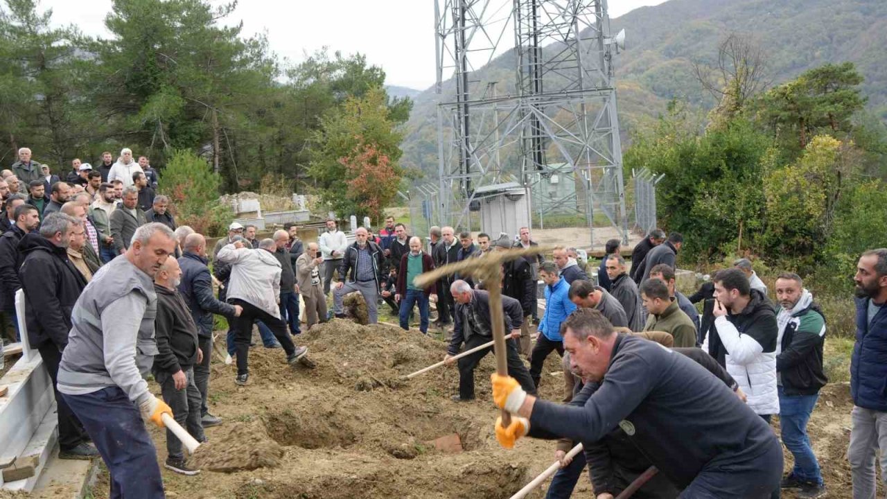 Dere yatağında cenazelerine ulaşılan anne ve oğlu gözyaşları arasında toprağa verildi