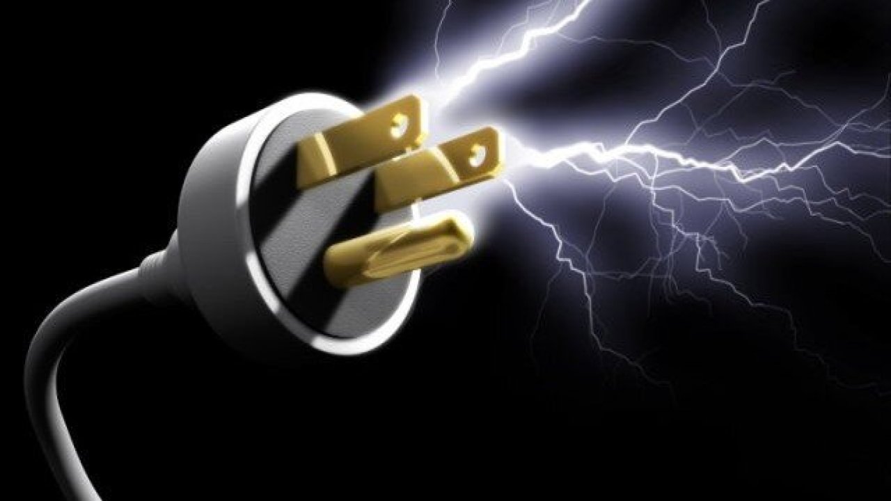 7 yaşındaki çocuk, sokakta elektrik akımına kapıldı!