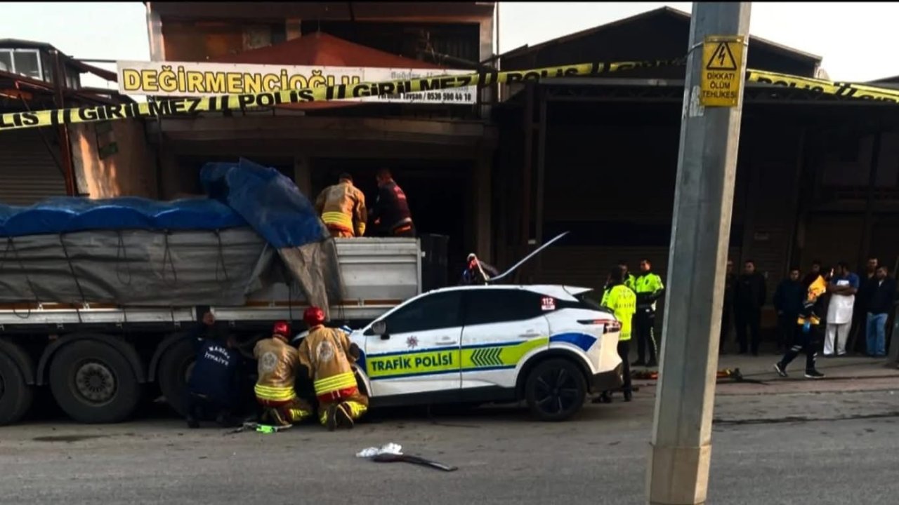 Polis arabası TIR’ın altına girdi: 1 polis şehit, 1 polis ağır yaralı