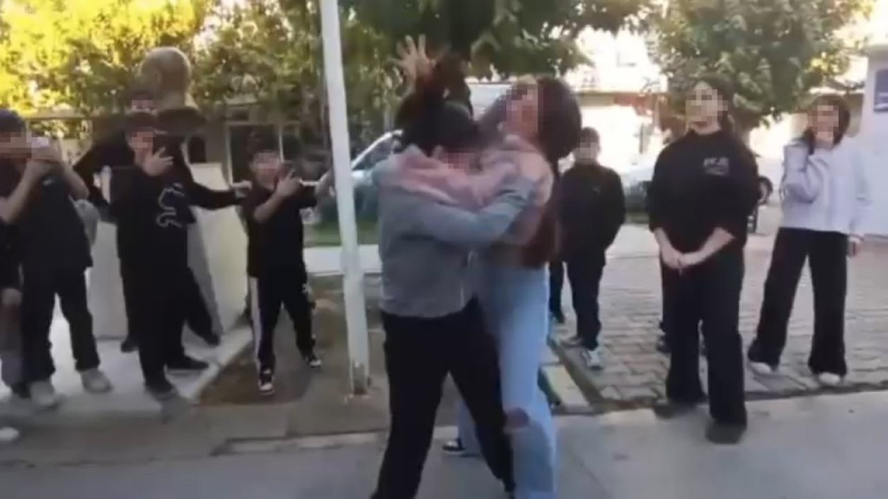 Ortaokullu kızlar birbirine girdi, arkadaşları tezahürat yaptı video çekti! (TIKLA-İZLE)
