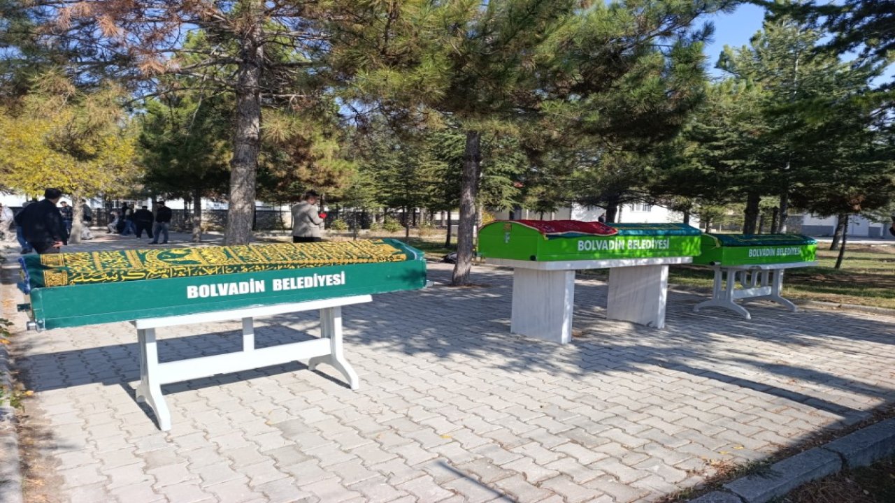 Gıda zehirlenmesinde hayatını kaybeden anne ve çocukları defnedildi