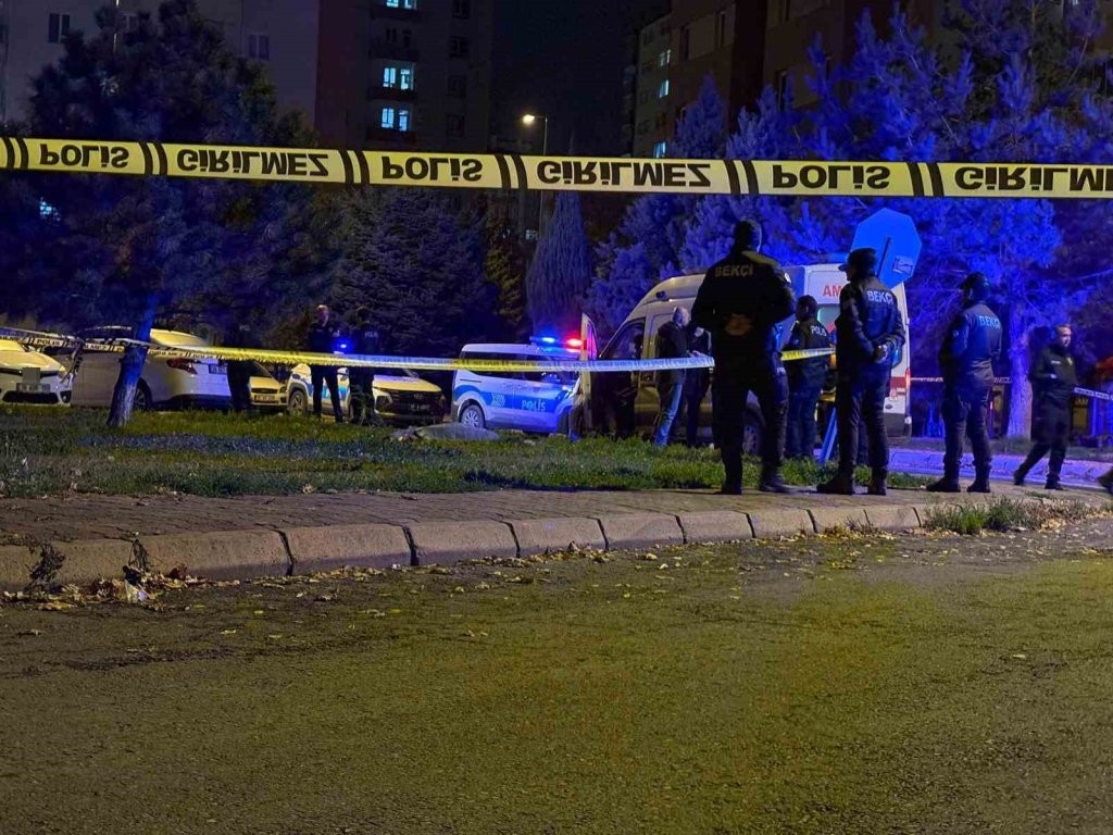 Konuşmak için çağırdığı eşinin sokak ortasında boğazını kesti!