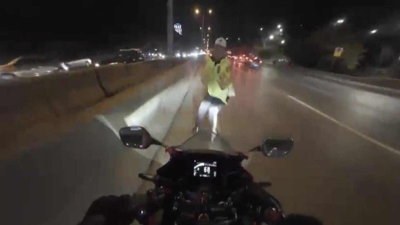 Motosikletli trafik polisine çarptı!