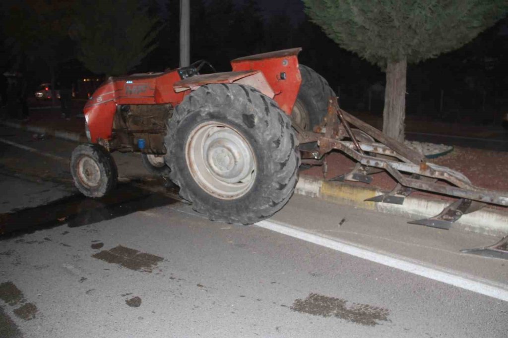 Konya’da traktör ve otomobil çarpıştı