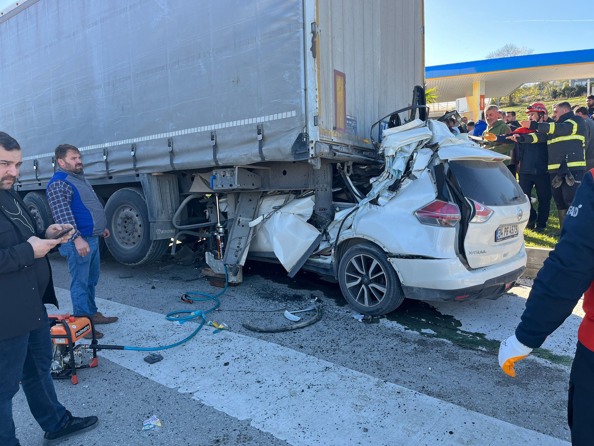 Sinop'ta öğretmenin kullandığı otomobilin tırın altına girdiği feci kaza kamerada