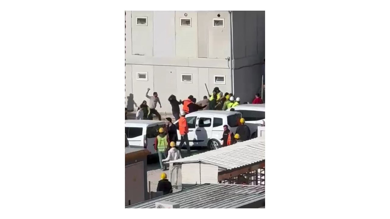 Başkent Ankara’da inşaat işçileri arasında taşlı sopalı kavga kamerada