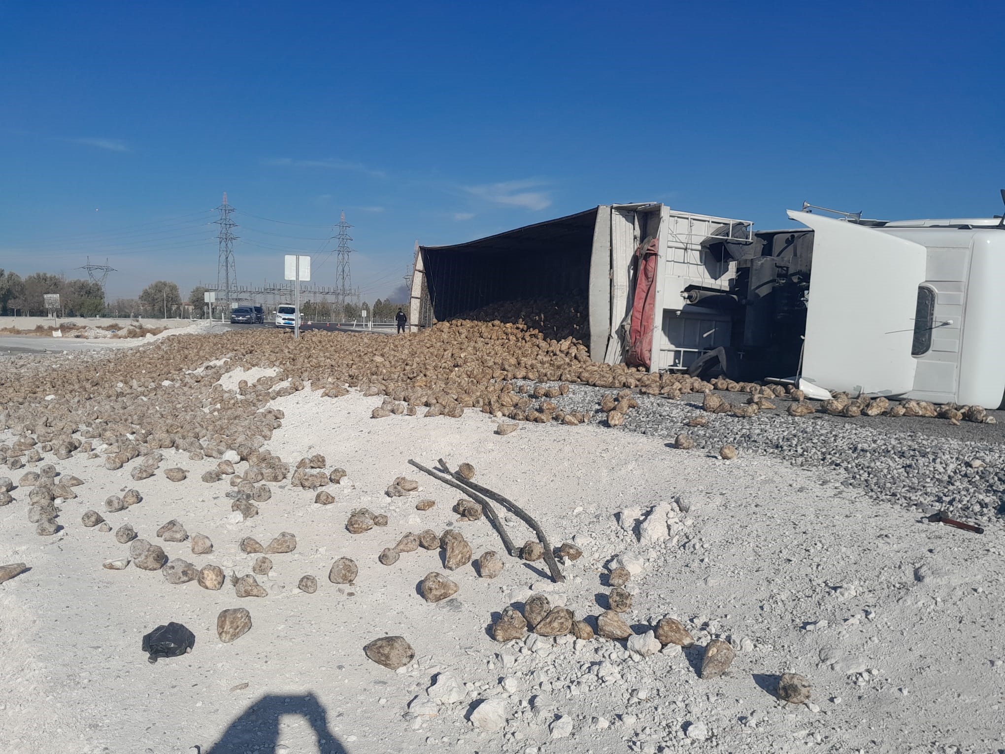 Karapınar'da TIR devrildi: Her yer pancar oldu, 1 yaralı