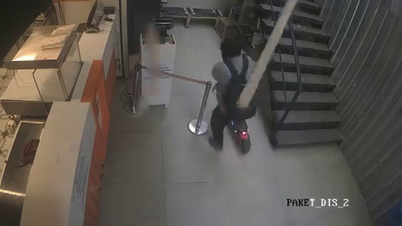 Ölümden kıl payı kurtuluş! Yolda yürürken kafasına kalas parçası düştü