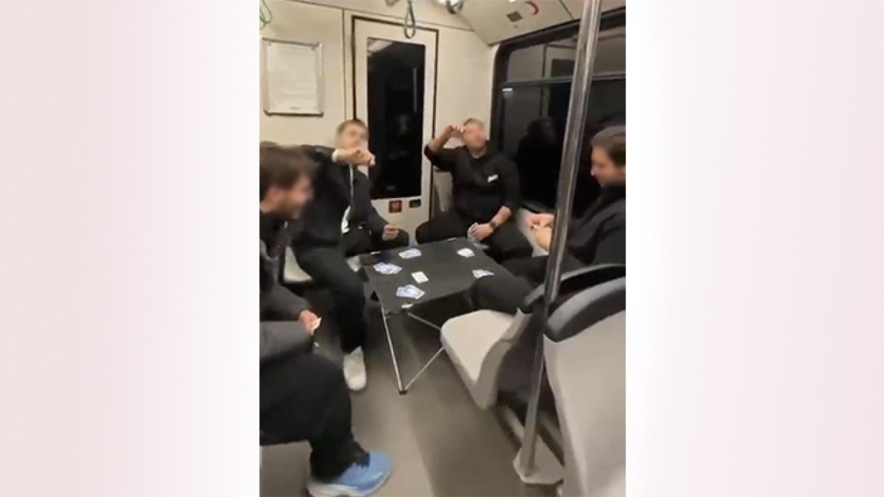 Metroda şaşırtan görüntü: Masa kurup oyun oynadılar