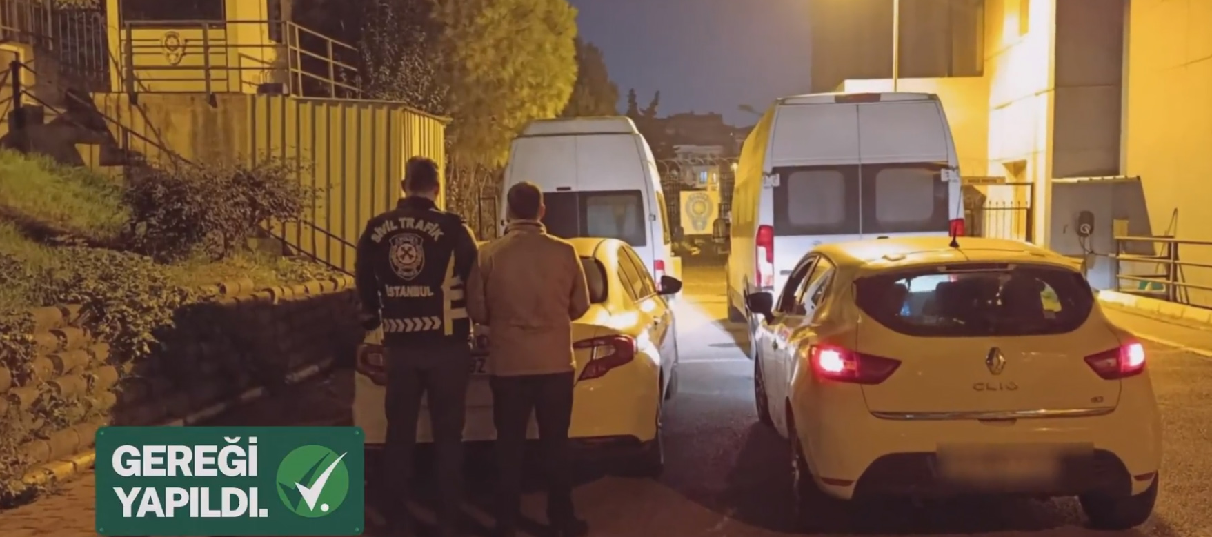 İstanbul'da aracıyla ters yönden geldiği için kendisini uyaran sürücüye saldıran şehir eşkiyası yakalandı