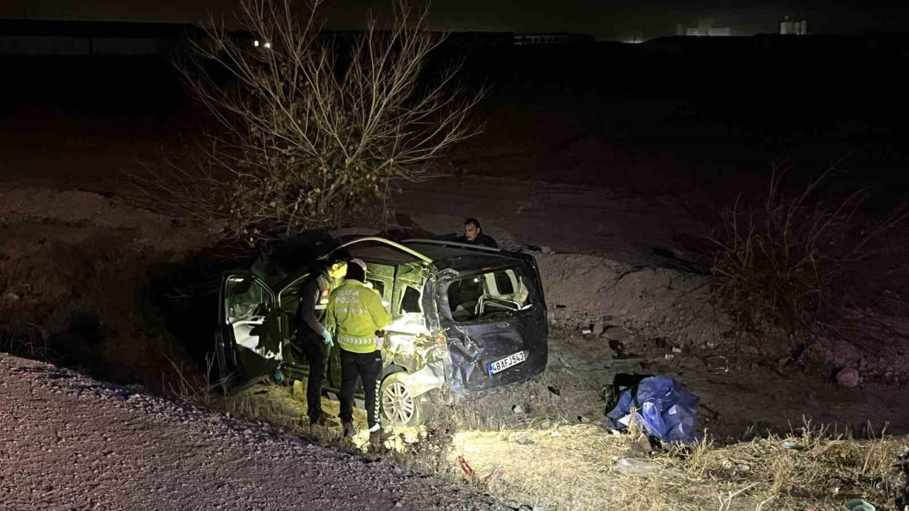 Konya’da hafif ticari araç şarampole devrildi: 1 ölü, 3 yaralı